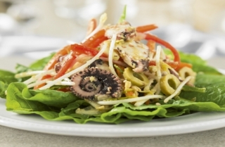 Ensalada de pulpo oriental con aceitunas verdes